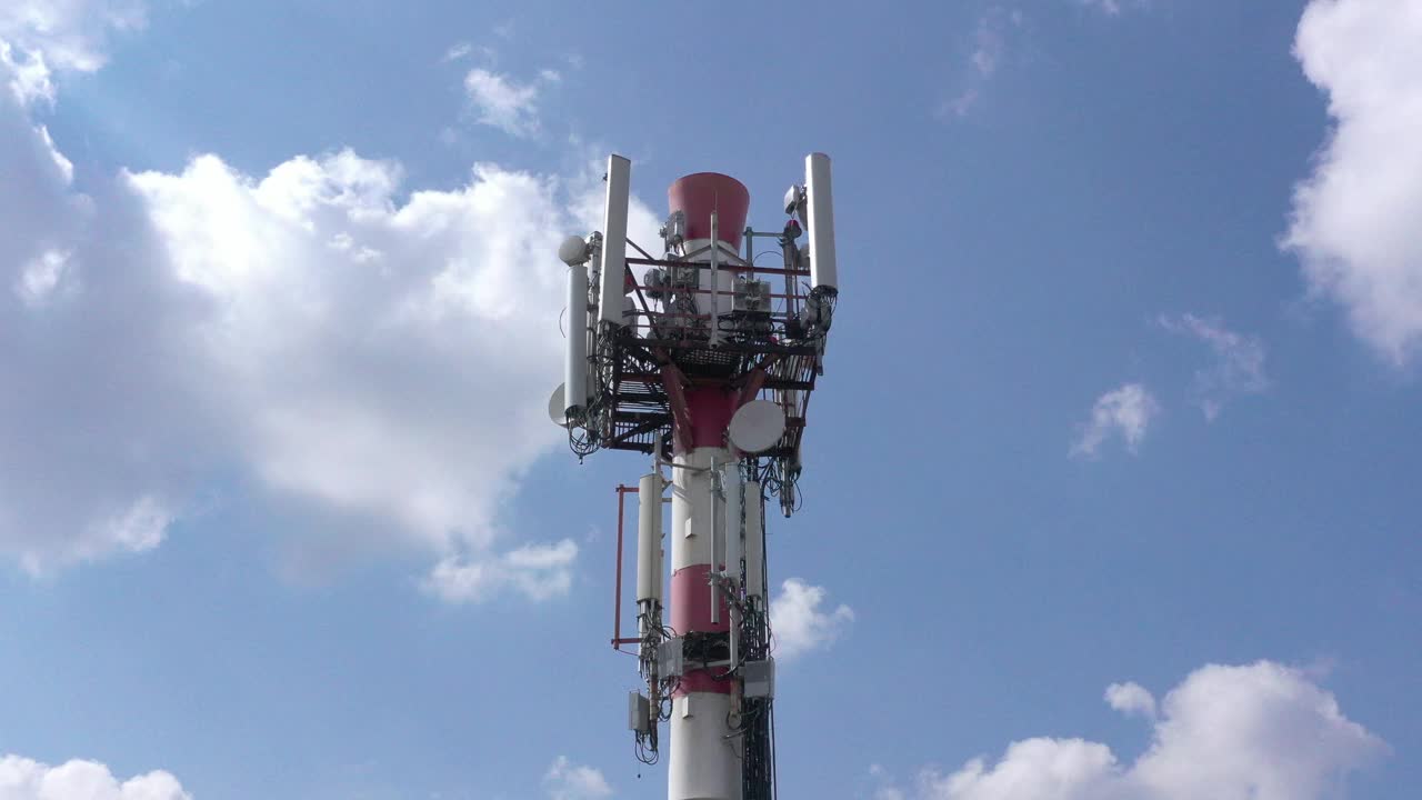 4G和5G蜂窝通信塔。基站或基站收发站。无线通信天线发射机。电信塔与天线对抗蓝天。