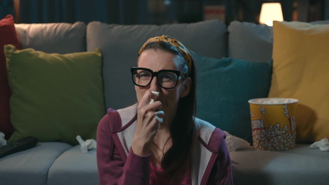 看戏剧电影的女人哭了