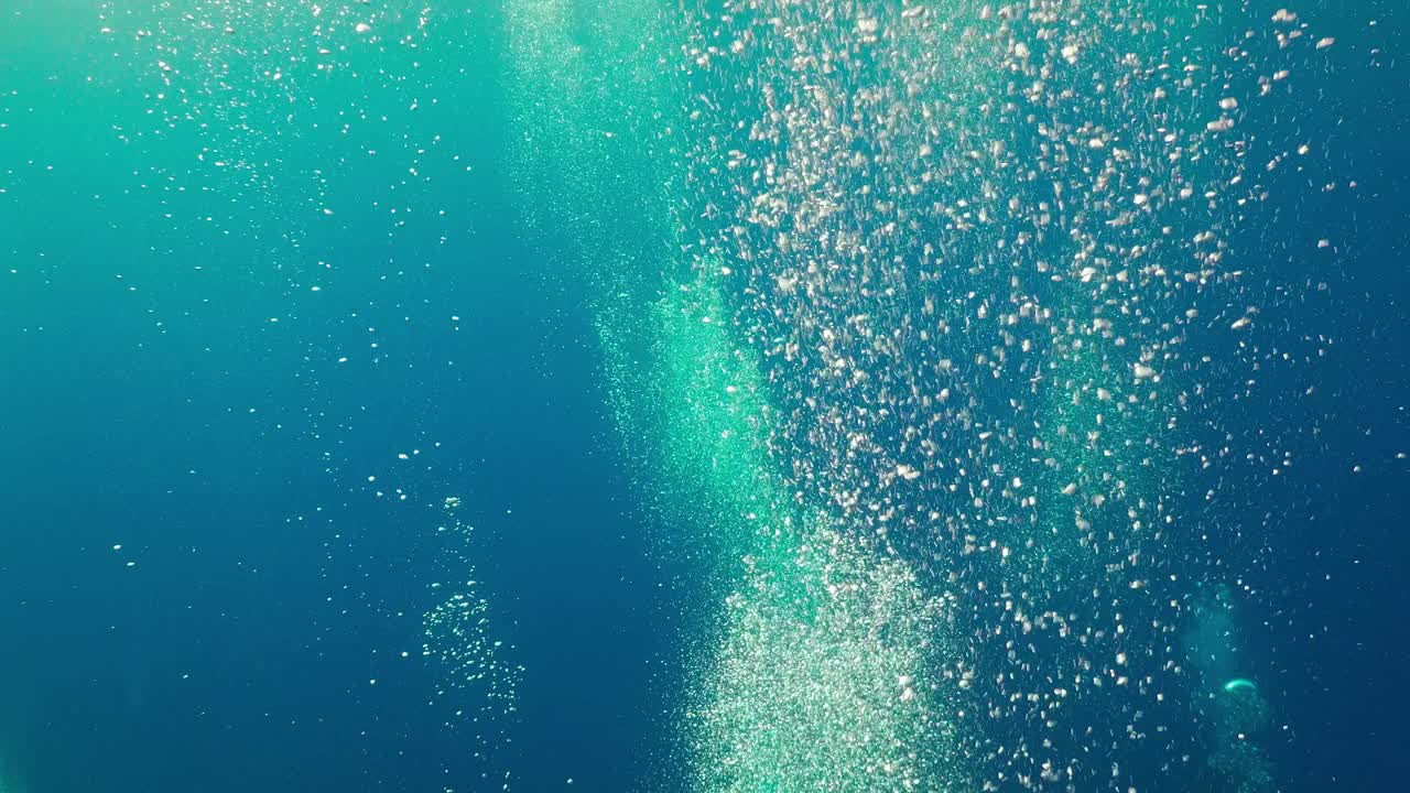 蓝色水中的气泡