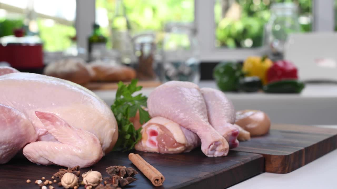 新鮮的生雞肉和烹飪材料在廚房的木板上