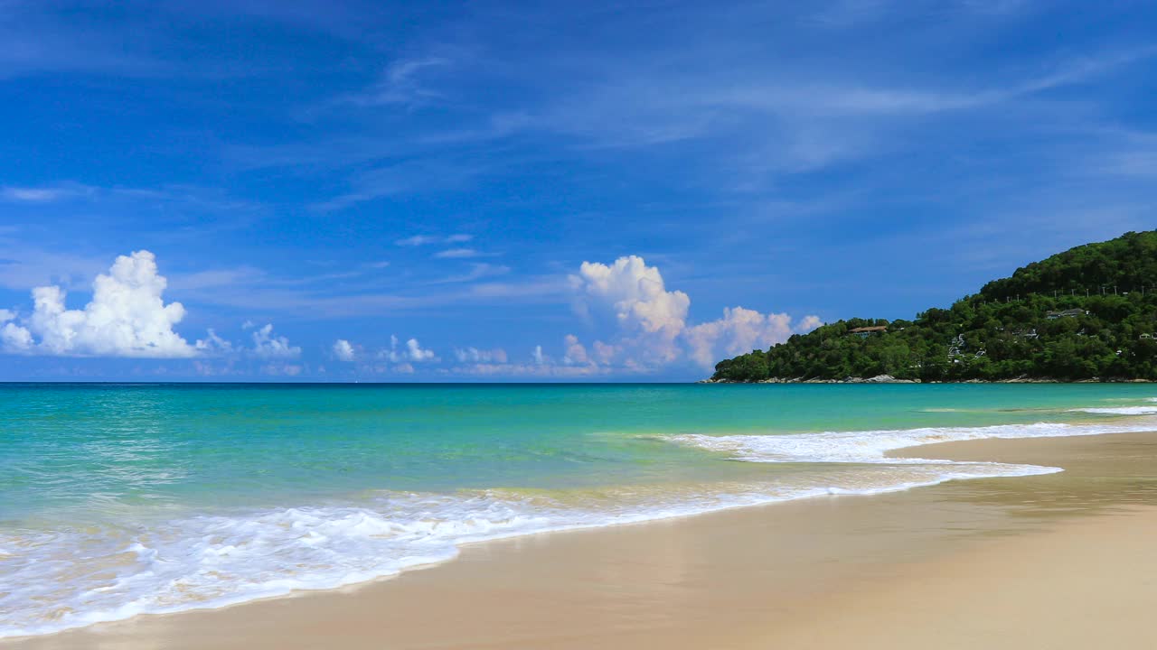 令人惊叹的泰国普吉岛热带海滩，在夏季阳光下的海滩海的观点。