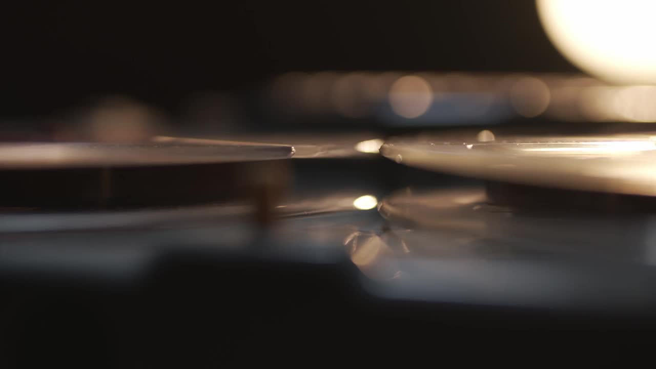 带着音乐和录音的旧的，有划痕和灰尘的磁带录音机的旋转。近距离