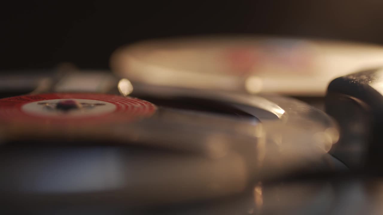 带着音乐和录音的旧的，有划痕和灰尘的磁带录音机的旋转。近距离