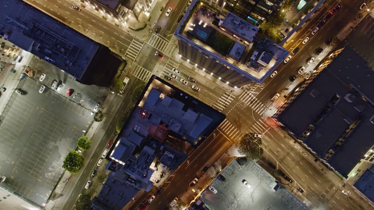 黄昏时分，无人机在洛杉矶市中心上空飞行