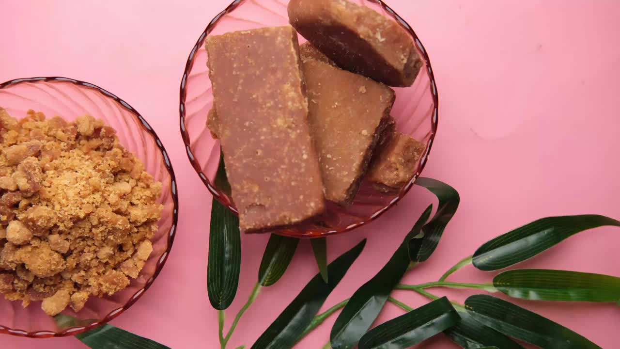 桌上放著一堆Jaggery傳統(tǒng)甘蔗方糖