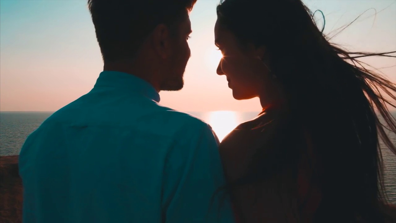 详情图-在海景背景下，一男一女在车旁边走着。慢动作