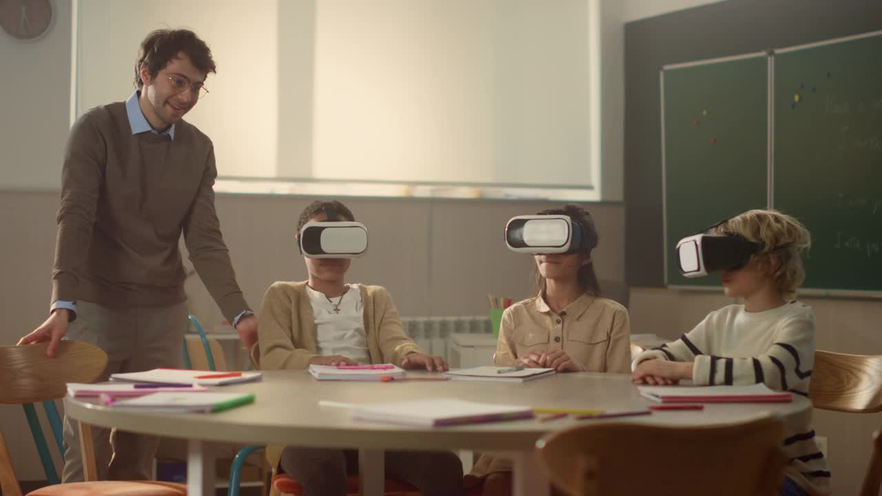 老師帶著3d vr眼鏡在教室與學(xué)生進(jìn)行互動(dòng)教學(xué)