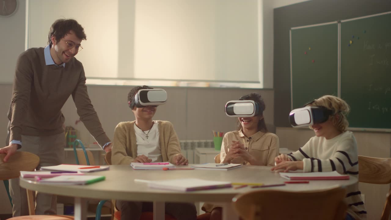 詳情圖-老師帶著3d,vr眼鏡在教室與學(xué)生進(jìn)行互動(dòng)教學(xué)