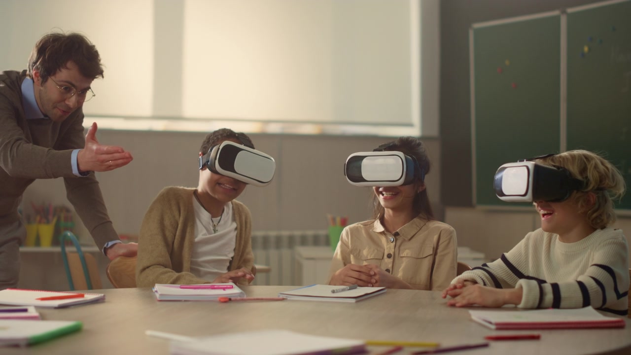 詳情圖-老師帶著3d,vr眼鏡在教室與學(xué)生進(jìn)行互動(dòng)教學(xué)