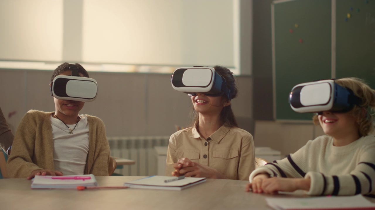 詳情圖-老師帶著3d,vr眼鏡在教室與學(xué)生進(jìn)行互動(dòng)教學(xué)