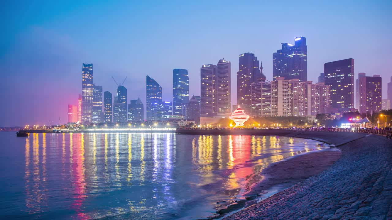 中国青岛城市的夜晚