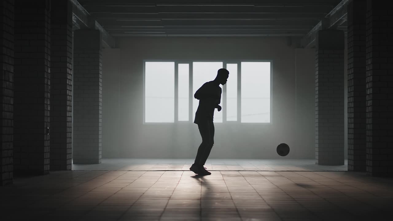 详情图-黑人自由式足球在阳光下。职业足球运动员在地下停车场耍杂耍球