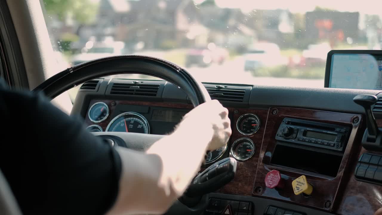 卡車司機在路上運送貨物的特寫鏡頭。慢動作