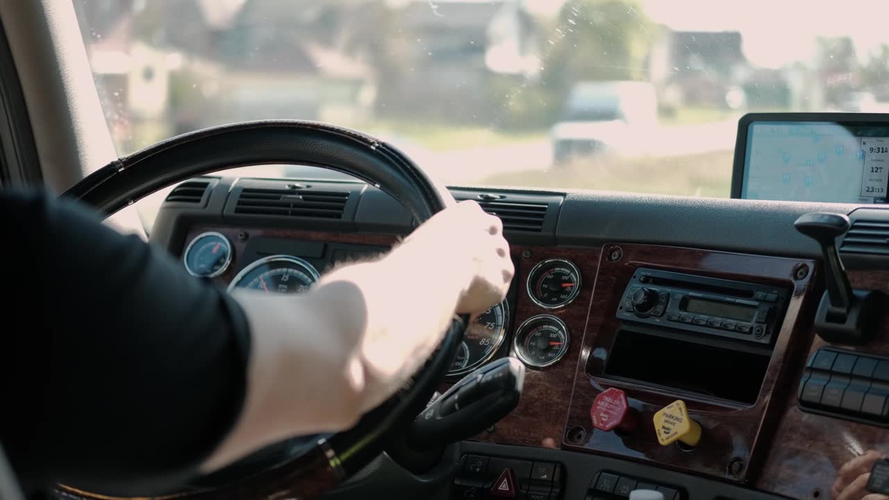 詳情圖-卡車司機在路上運送貨物的特寫鏡頭。慢動作