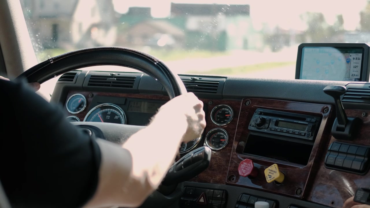 詳情圖-卡車司機在路上運送貨物的特寫鏡頭。慢動作