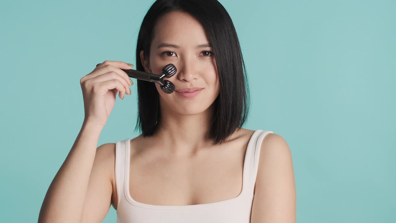 亚洲女性晨间例行皮肤护理