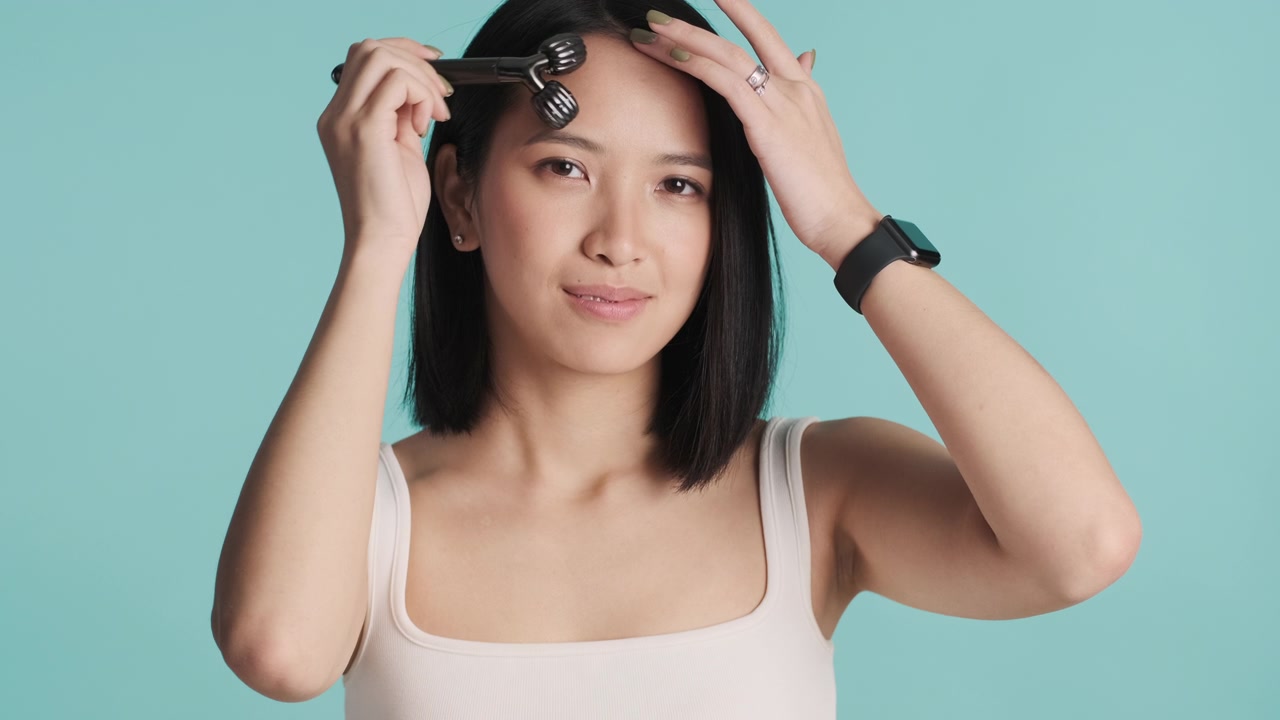 详情图-亚洲女性晨间例行皮肤护理