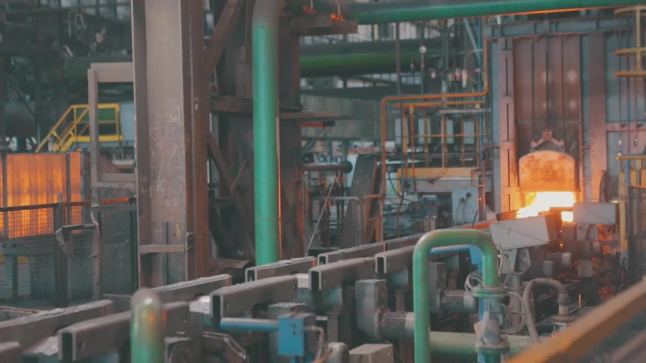 冶金工厂的金属生产过程。现代冶金工厂。现代工厂里烧红的金属。