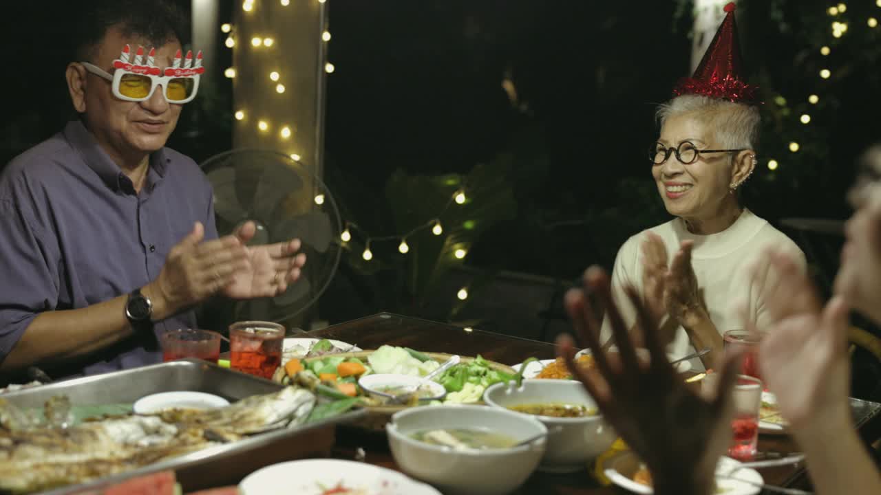 所有的家庭成员在她的生日派对上祝福所有的祖母-股票视频