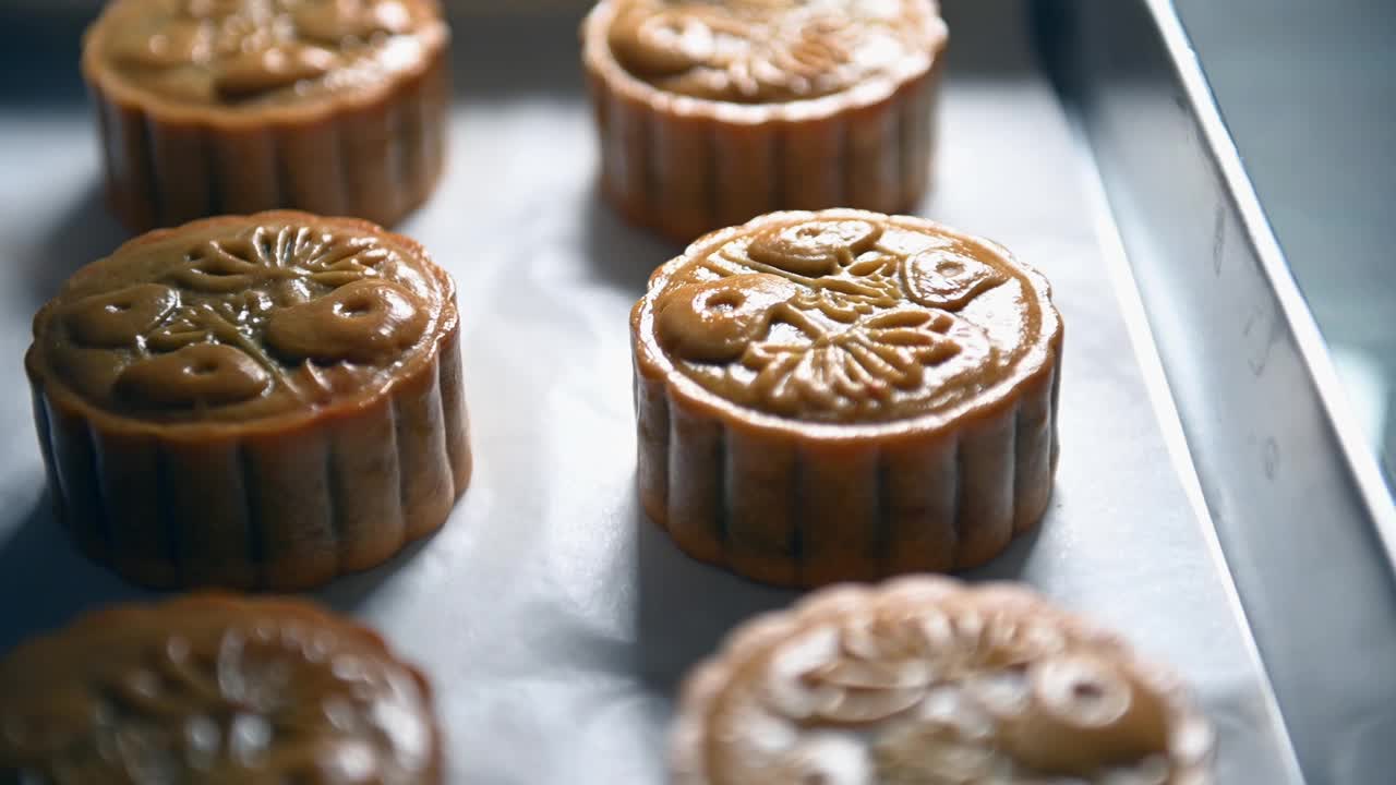 月饼面包师刷蛋液在上面准备烘焙