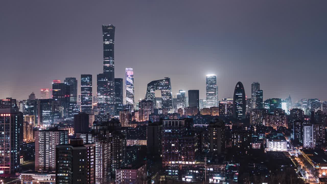 T/L鸟瞰图北京天际线和市中心在晚上/北京，中国