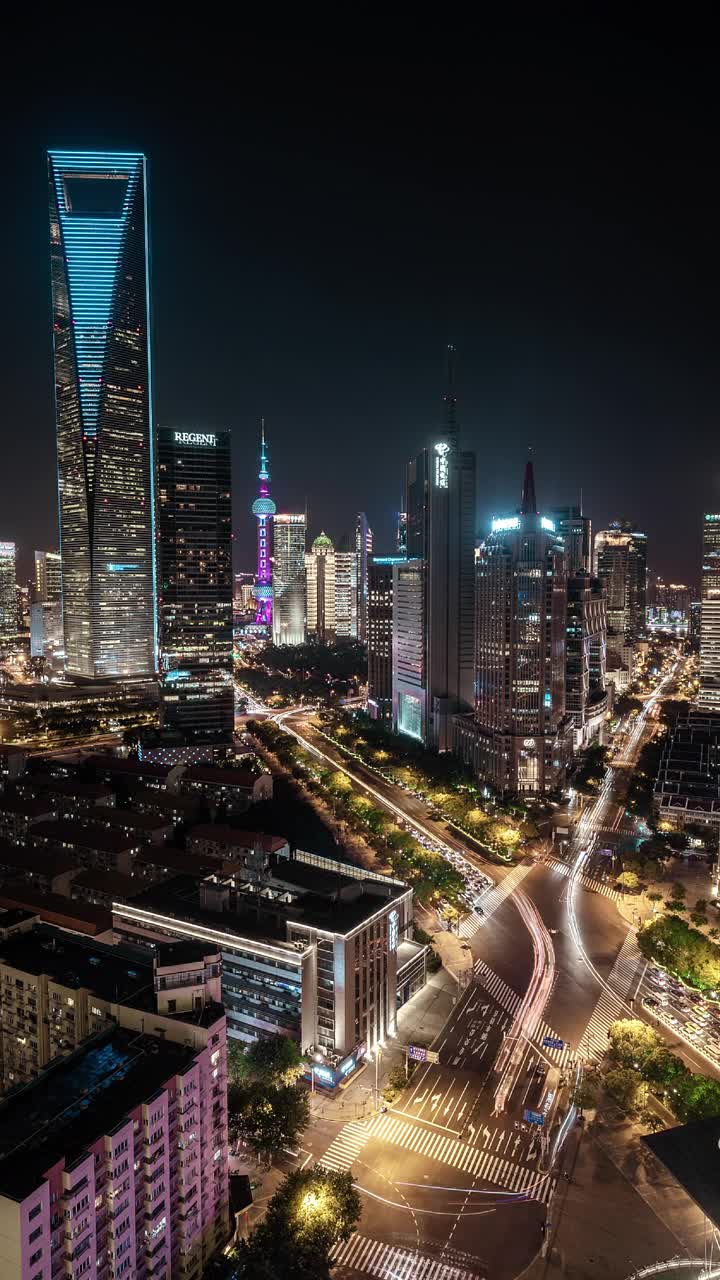 延時(shí)拍攝的中國(guó)上海城市中心天際線夜景