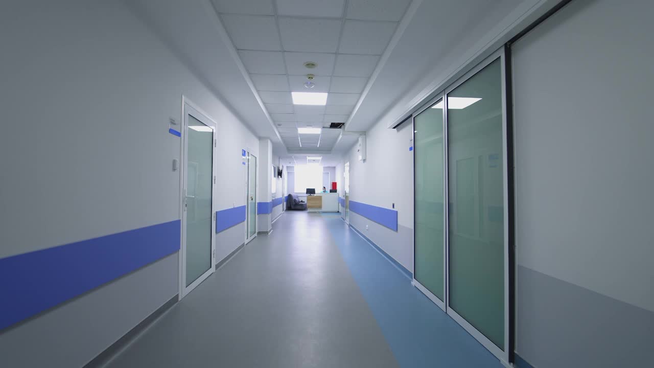 有病房的医院走廊。长廊长廊的大型诊所