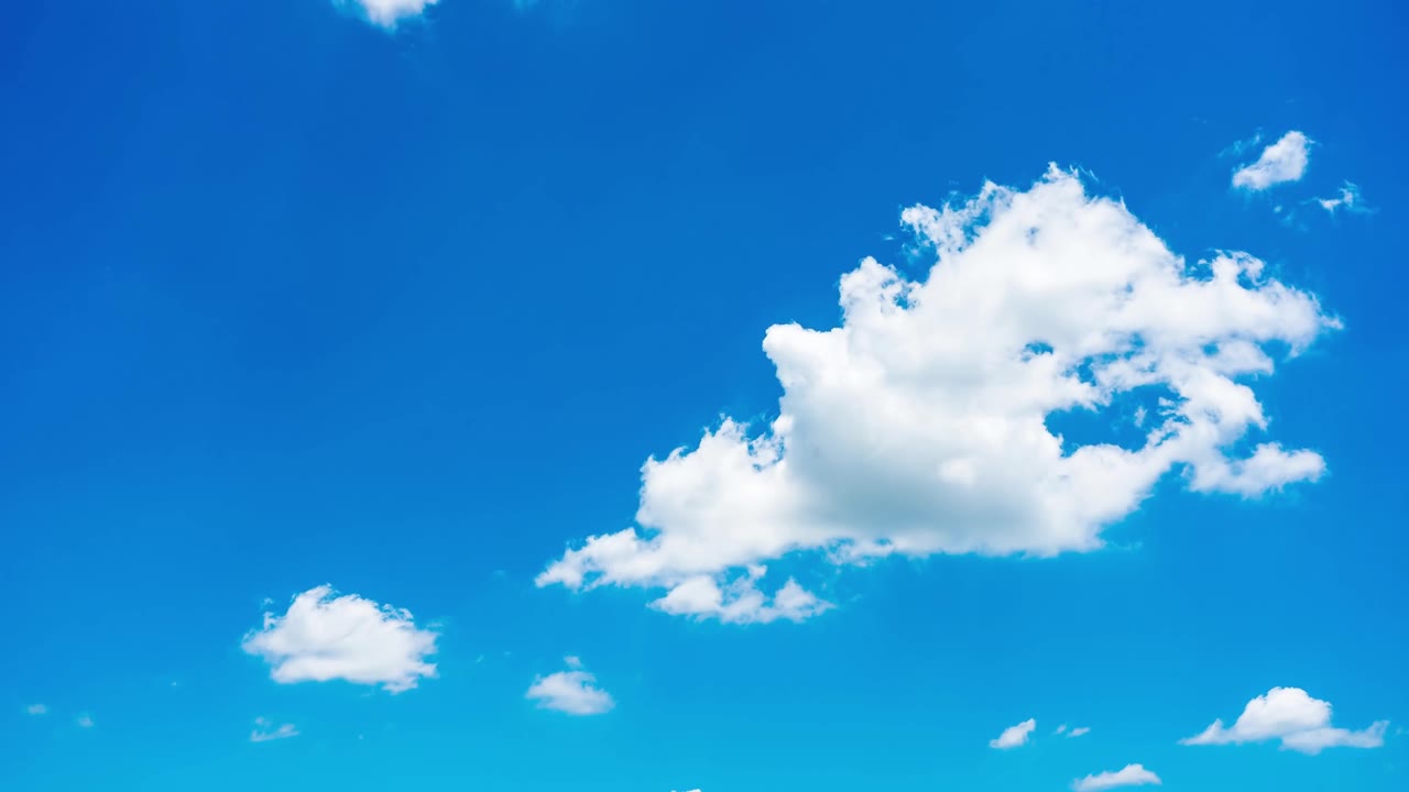 詳情圖-天空和云彩，白色和白色的云漂浮在淺藍(lán)色的天空。時(shí)間流逝的視頻。