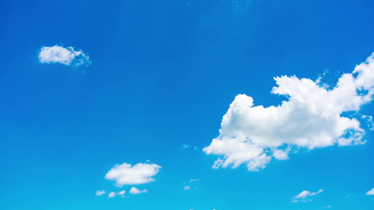 詳情圖-天空和云彩，白色和白色的云漂浮在淺藍(lán)色的天空。時(shí)間流逝的視頻。