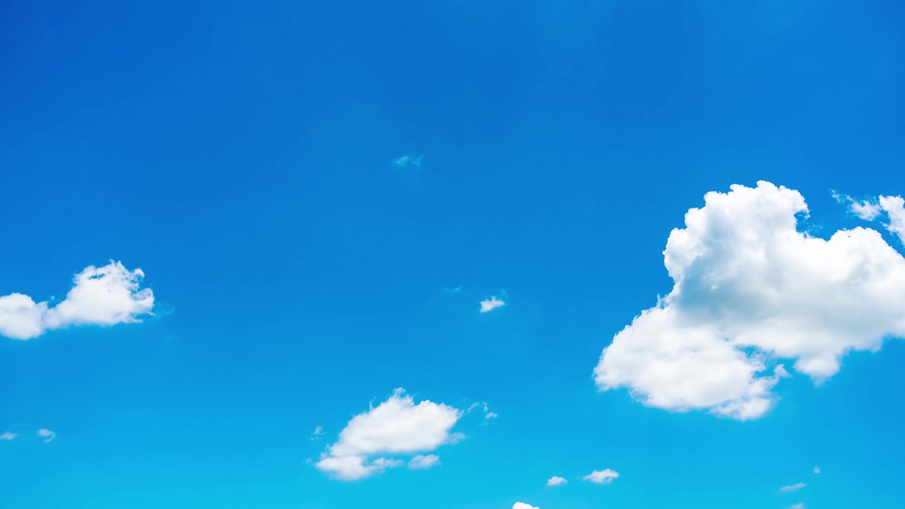 詳情圖-天空和云彩，白色和白色的云漂浮在淺藍(lán)色的天空。時(shí)間流逝的視頻。