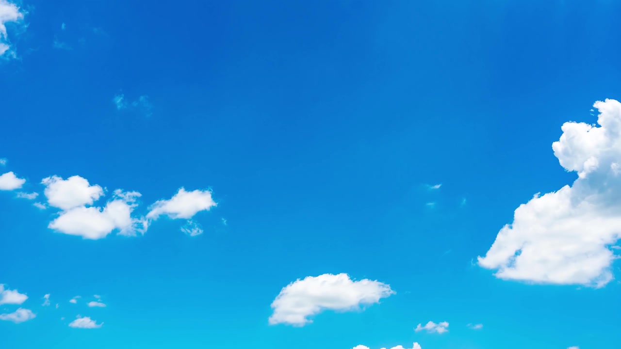 詳情圖-天空和云彩，白色和白色的云漂浮在淺藍(lán)色的天空。時(shí)間流逝的視頻。