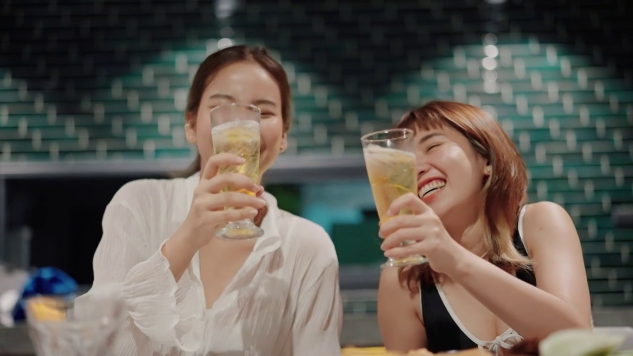 詳情圖-快樂(lè)的女人在派對(duì)上喝著酒精飲料和她最好的朋友。