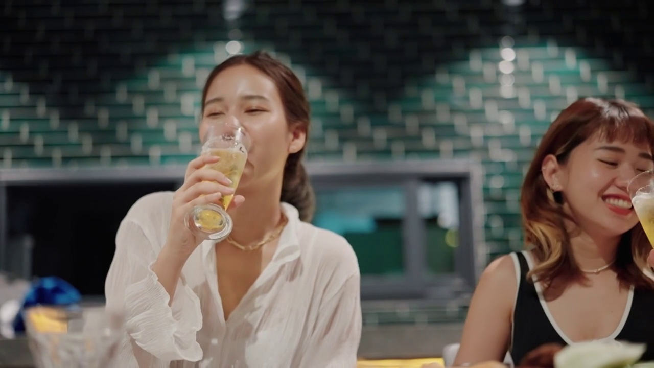 詳情圖-快樂(lè)的女人在派對(duì)上喝著酒精飲料和她最好的朋友。
