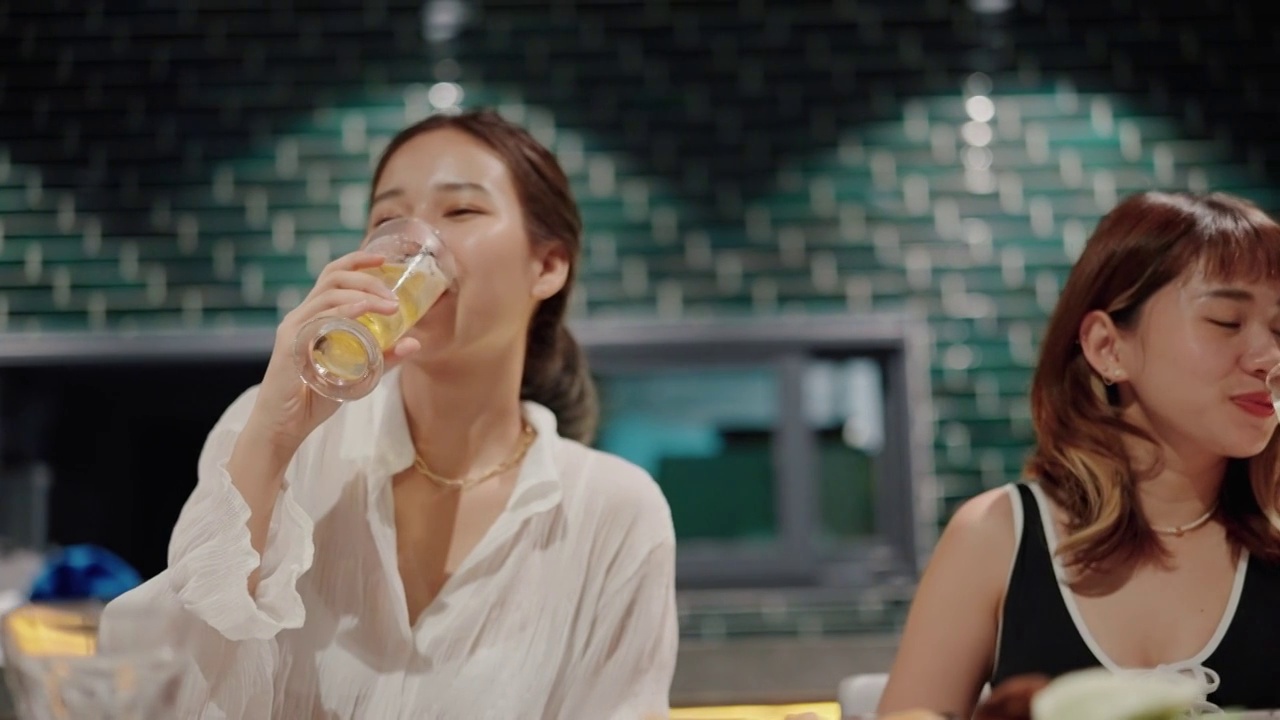 詳情圖-快樂(lè)的女人在派對(duì)上喝著酒精飲料和她最好的朋友。