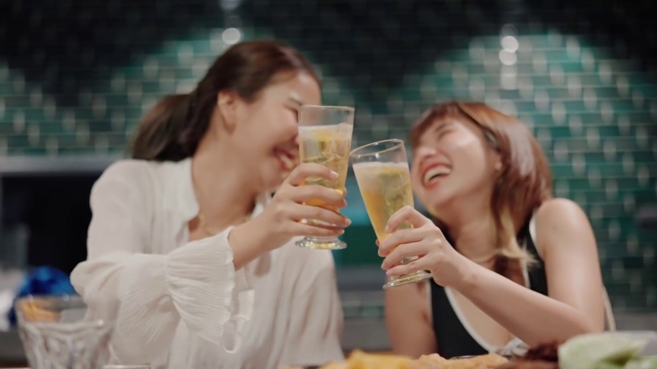 詳情圖-快樂(lè)的女人在派對(duì)上喝著酒精飲料和她最好的朋友。