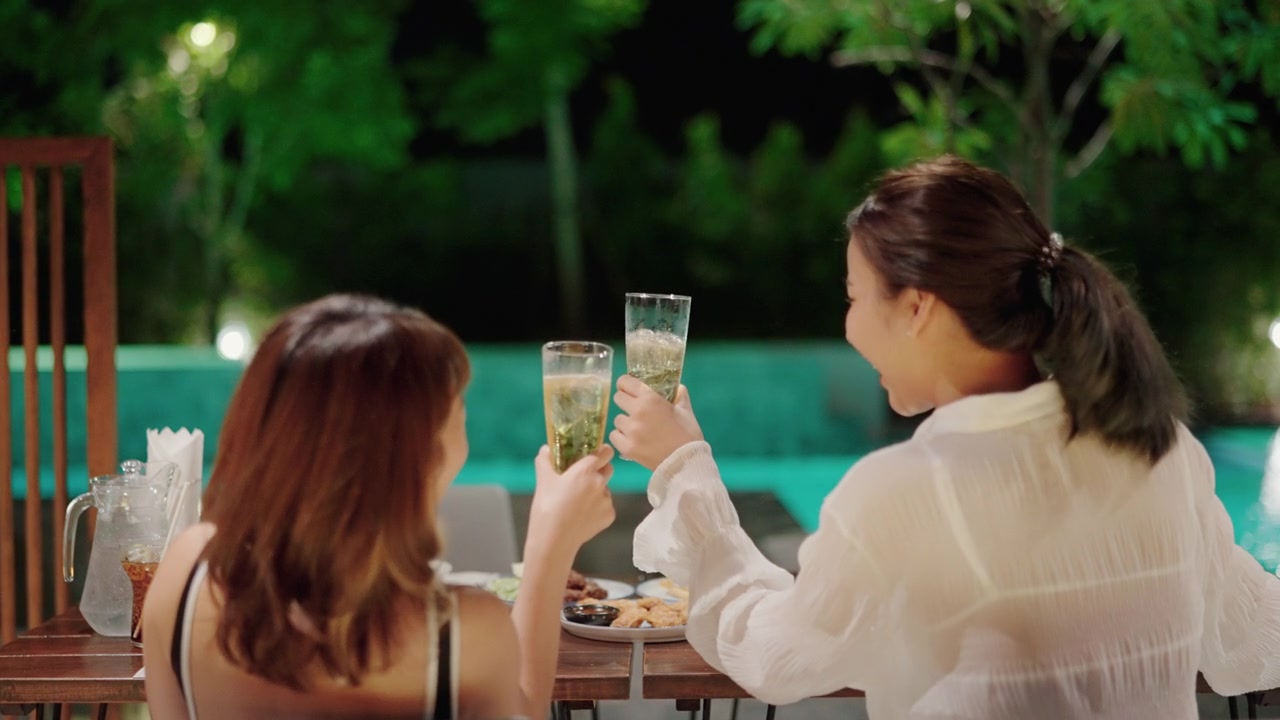 详情图-快乐的女人在派对上喝着酒精饮料和她最好的朋友。