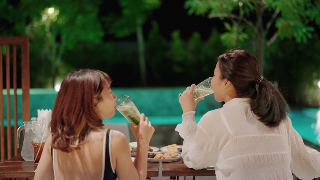 详情图-快乐的女人在派对上喝着酒精饮料和她最好的朋友。