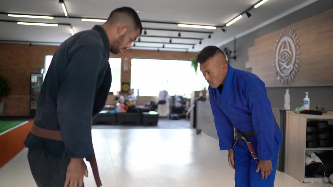 两名男子在柔道比赛前握手