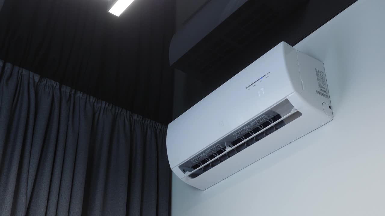 使用遥控器关闭家里客厅的空调，百叶窗关闭。关闭空调