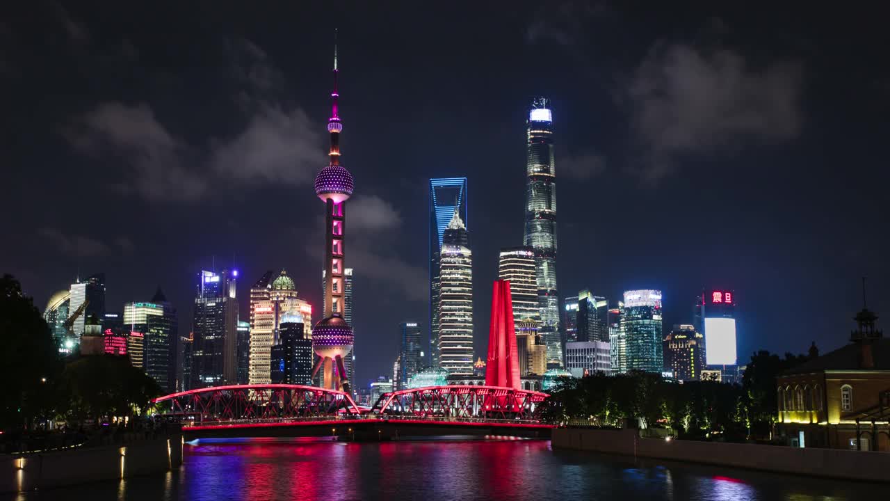 时光流逝，上海外滩夜光秀，中国。