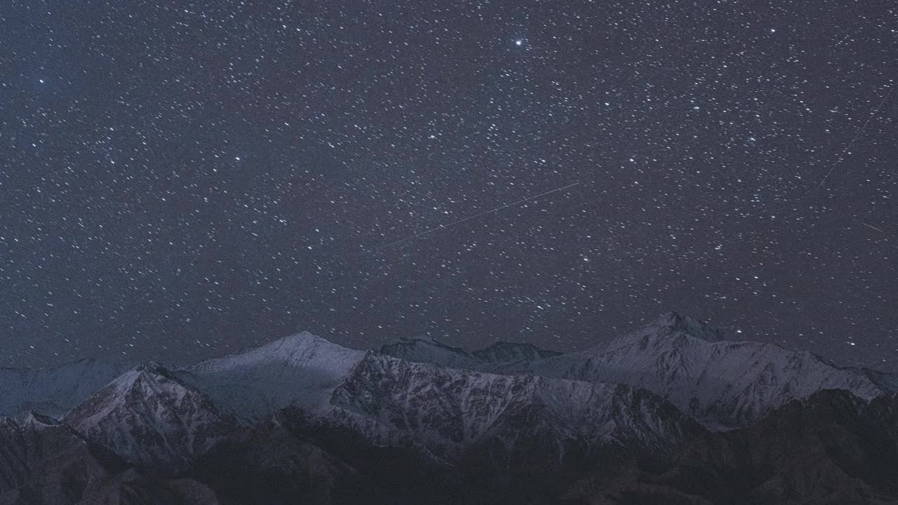 T/L夜空在雪山的夜晚