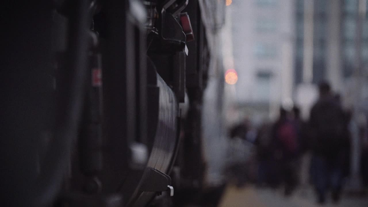 火车到站了，乘客们下了车
