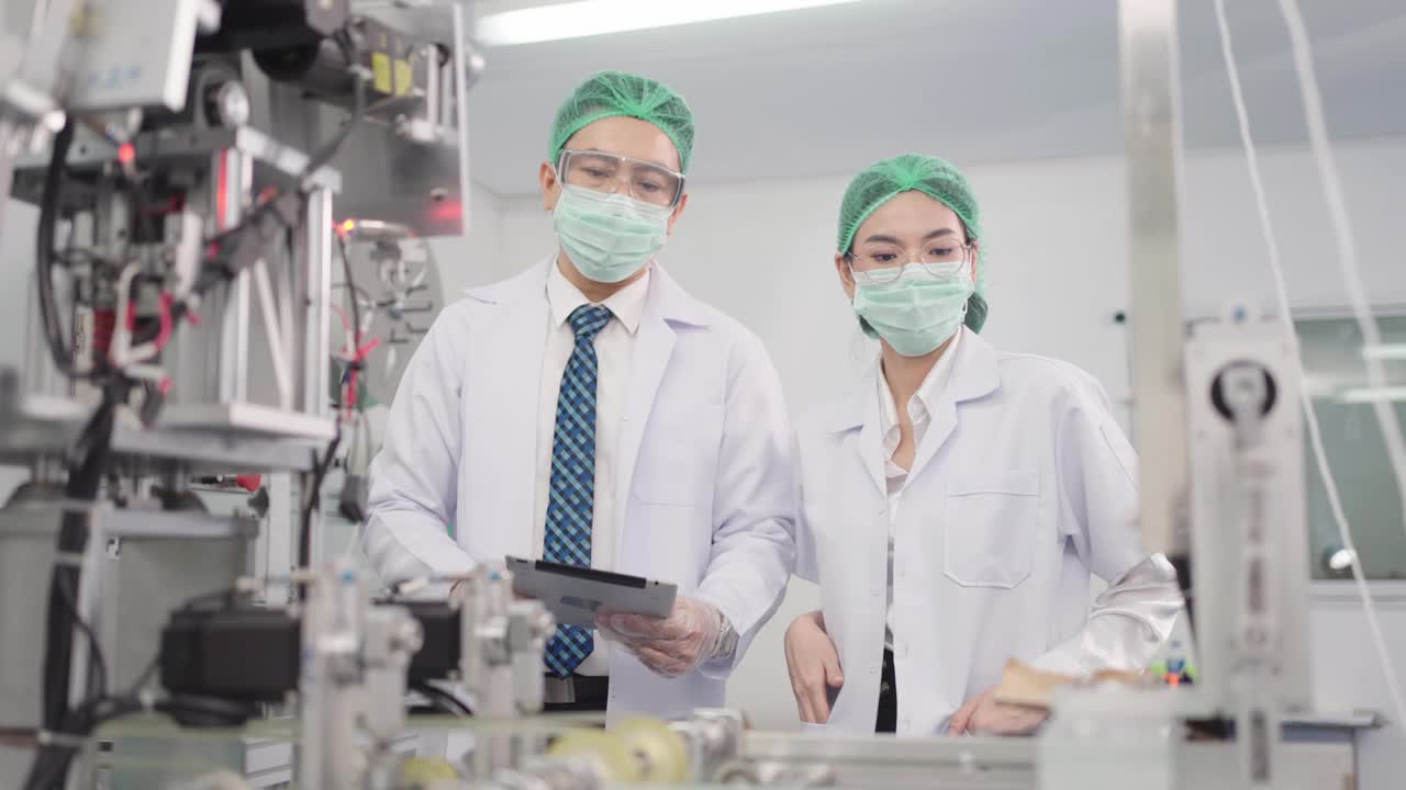 质量检验员正在检查工厂里的机器。