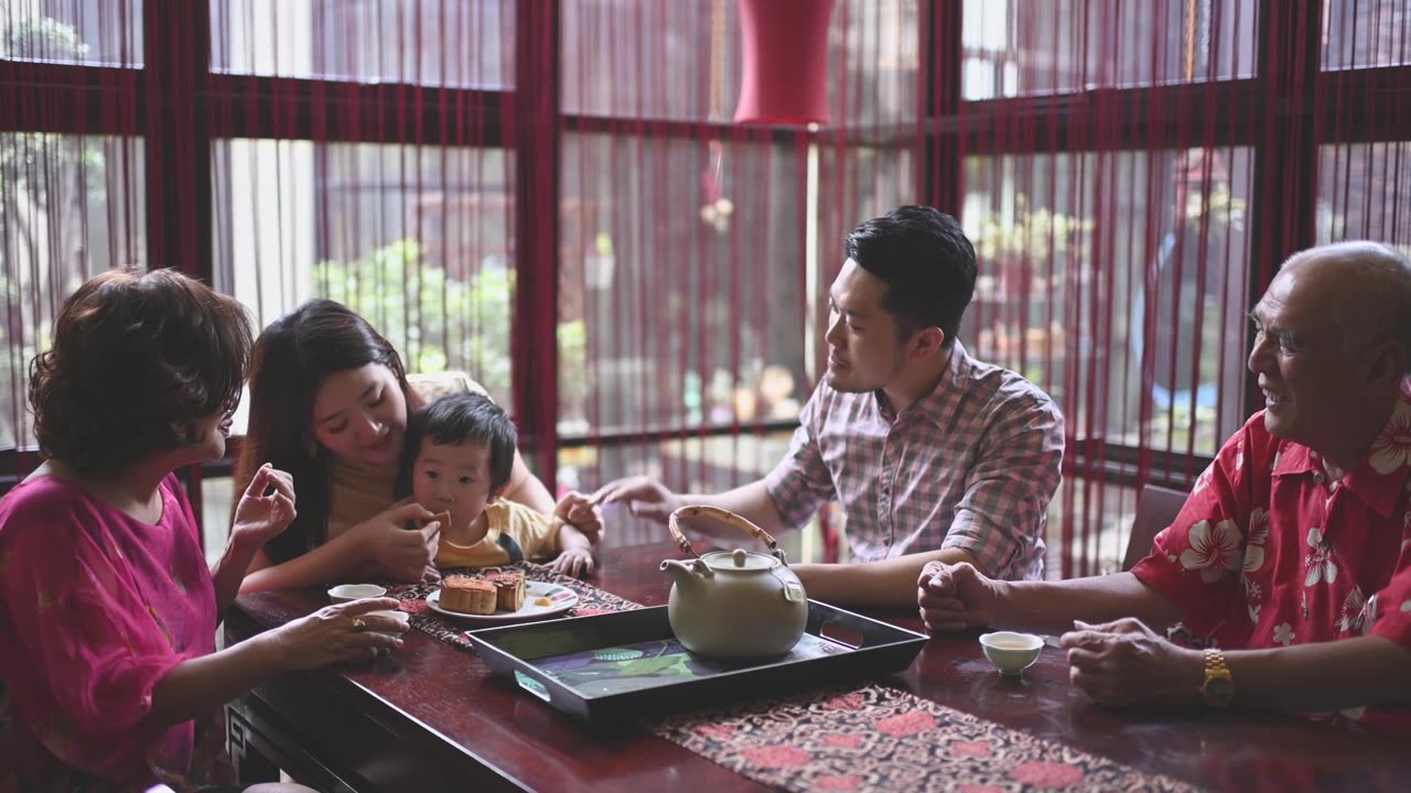 详情图-中国母亲喂养儿子在多代人享受传统中秋节月饼和中国茶在家里下午茶聚会