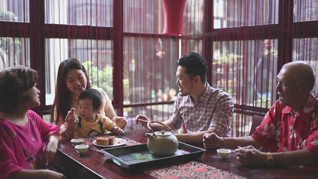 详情图-中国母亲喂养儿子在多代人享受传统中秋节月饼和中国茶在家里下午茶聚会