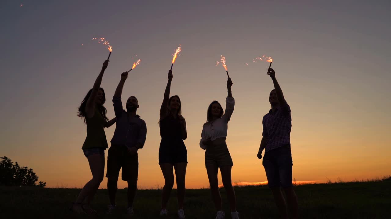 夕阳西下，人们举着火把往高处跳
