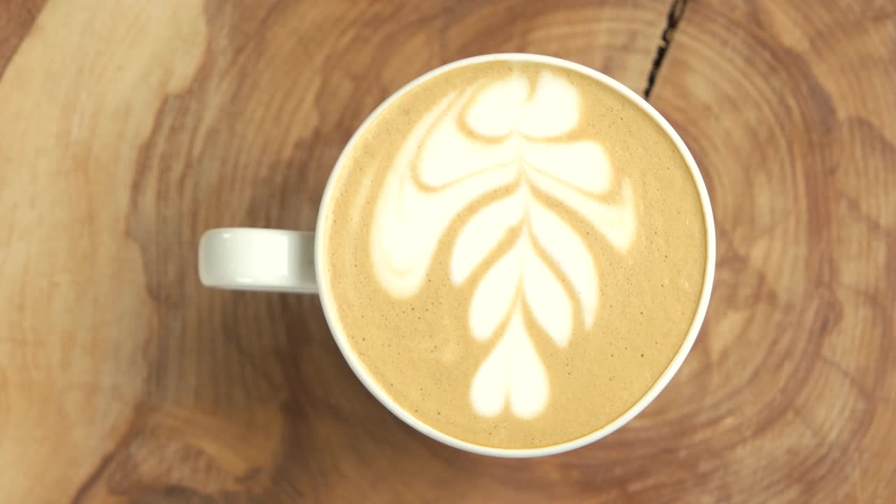 拿铁杯俯视图。