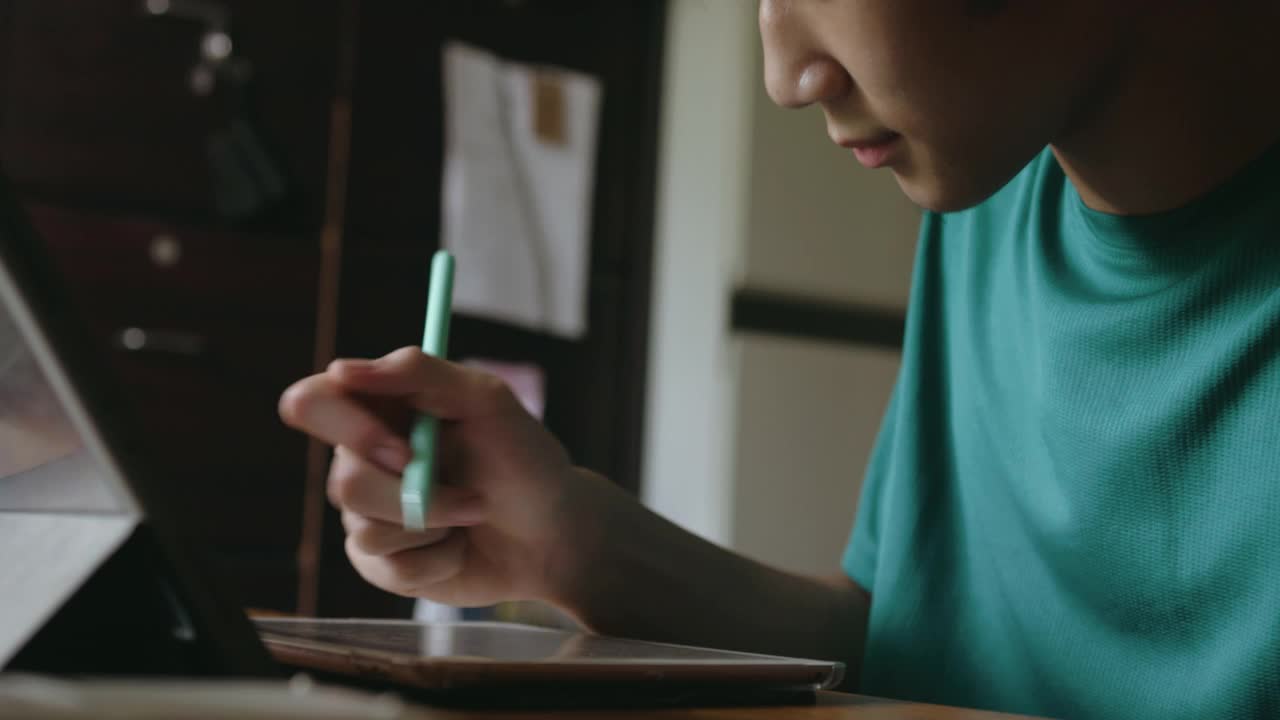 在少年男孩和学校老师的视频之间很容易建立联系