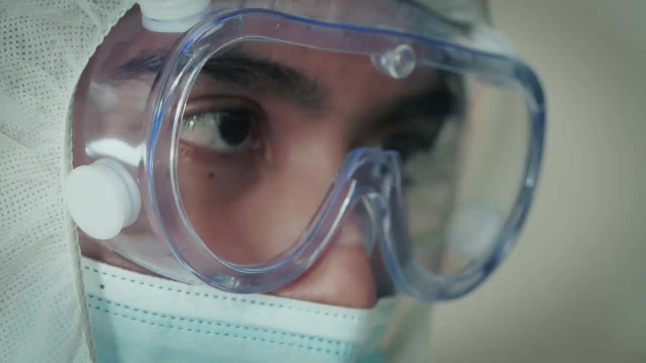 坚定的眼睛与COVID-19，男性科学家工作者