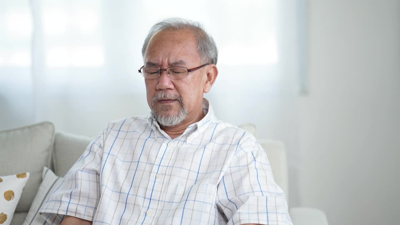 年长的人会生病和头疼